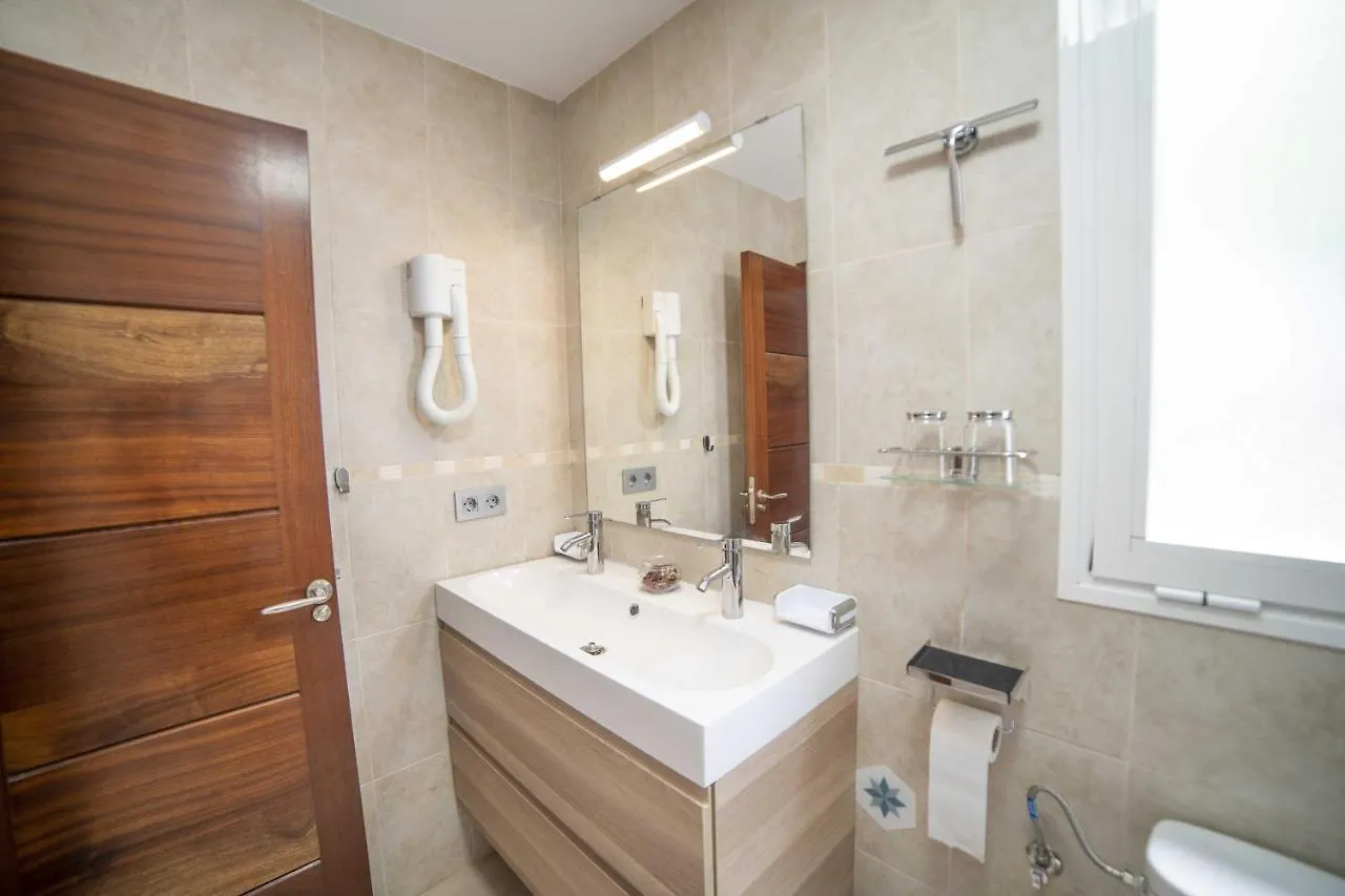 Villa Amanda 4 Bedrooms Jacuzzi And Heated Pool Pool Table Great Holiday House Puerto del Carmen  Puerto del Carmen (Lanzarote)